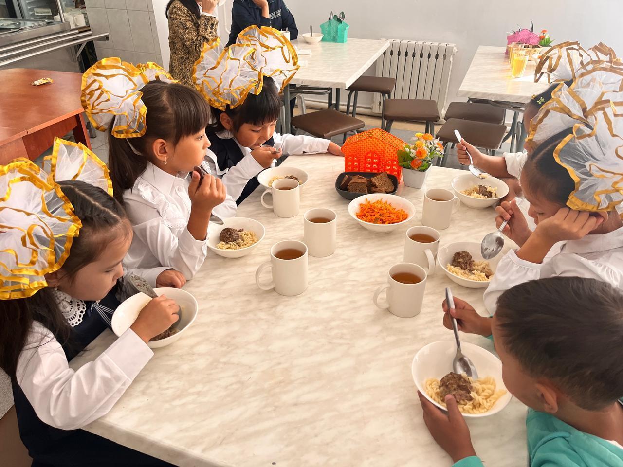 Асханадағы оқушылардың күнделікті тамақтану тәртібі қадағаланды