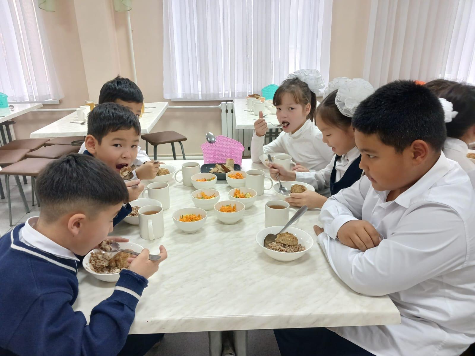 4 "А" сынып оқушылары асханадан тамақтануда