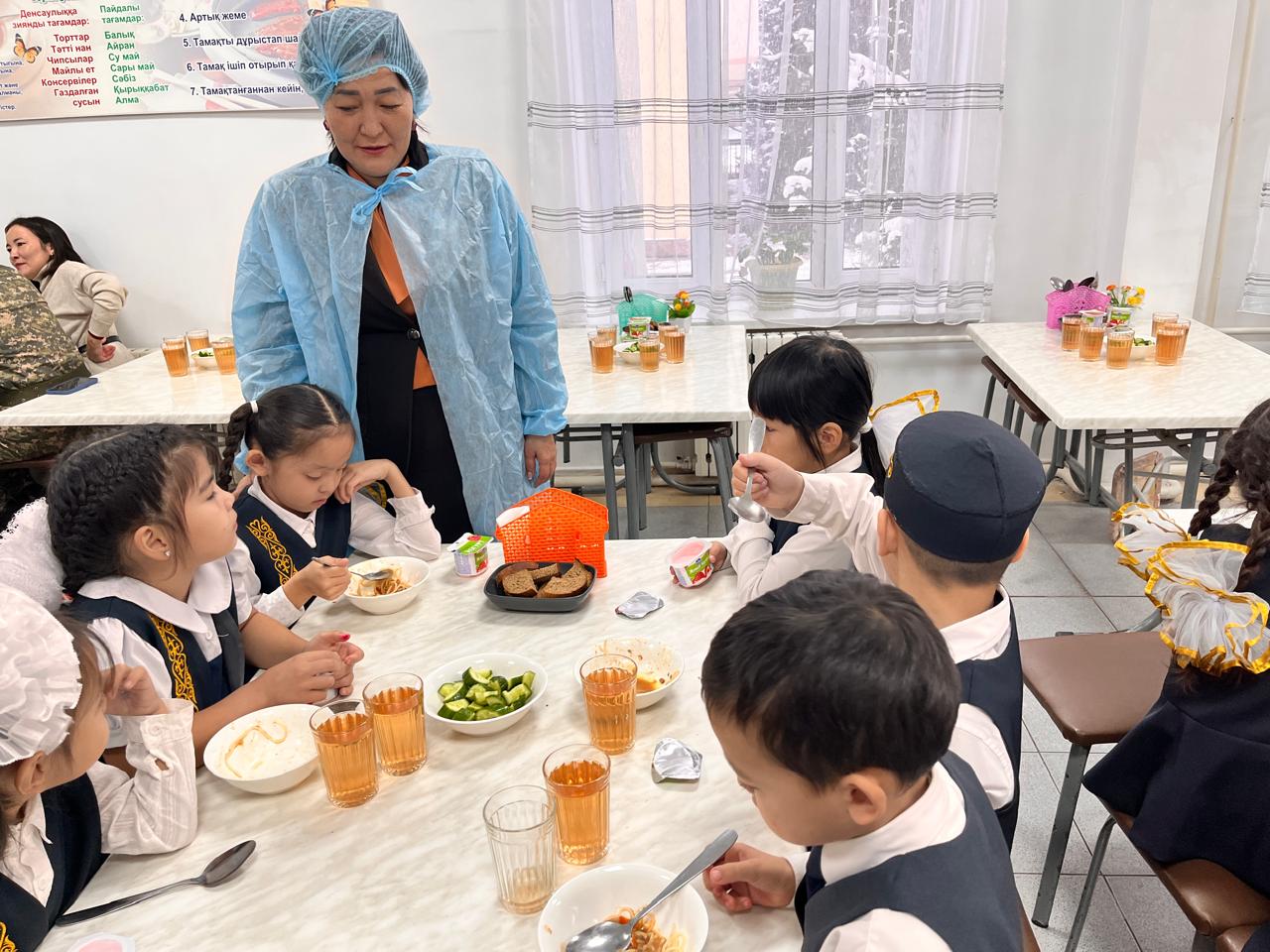 Мектеп басшысы 1 сынып оқушыларының ас мәзірін тексерді