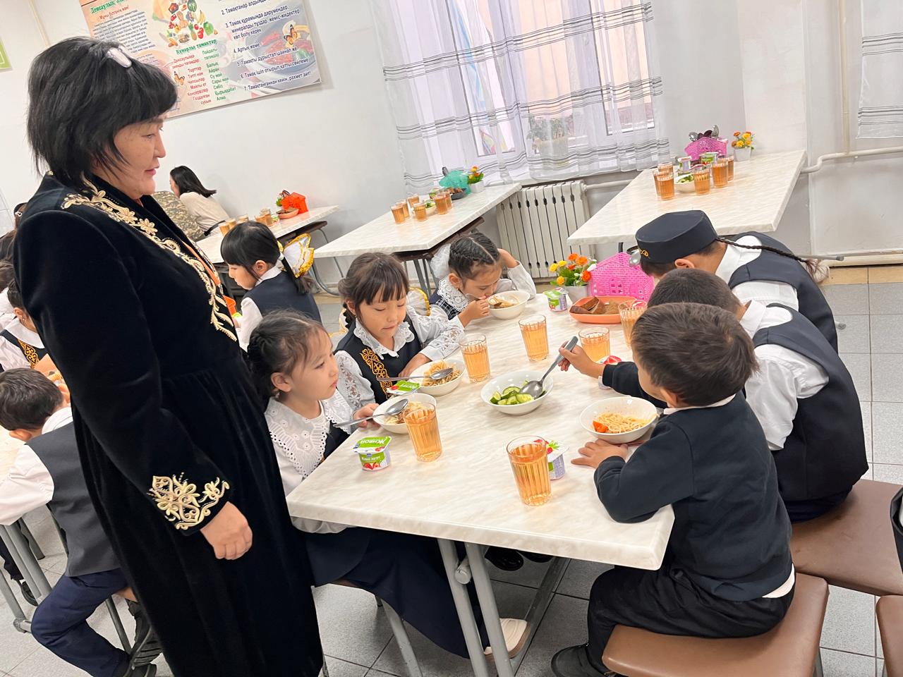 Мектеп басшысы оқушылардың тамақтануын бақылауда