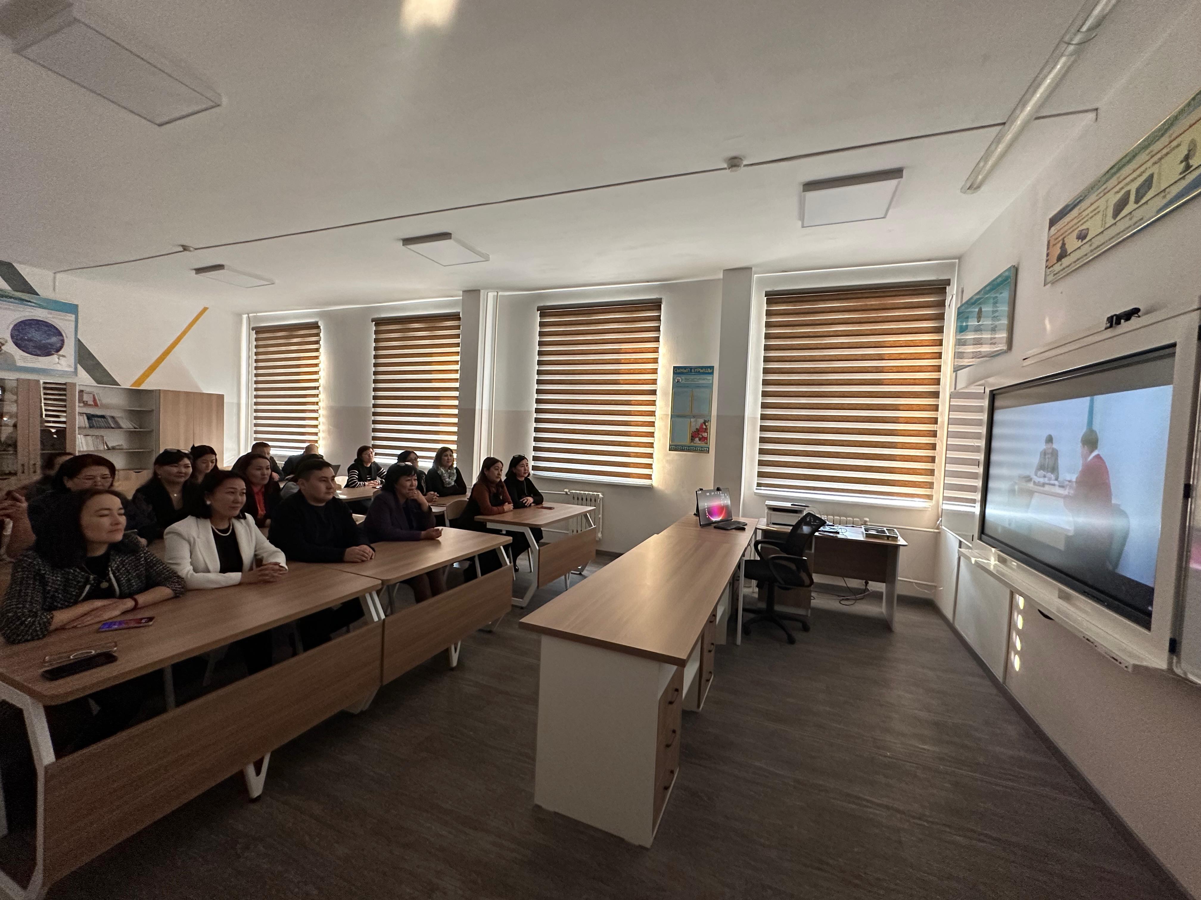 №2 ЖББМ ұжымы “Ұстаз” фильмін тамашалады